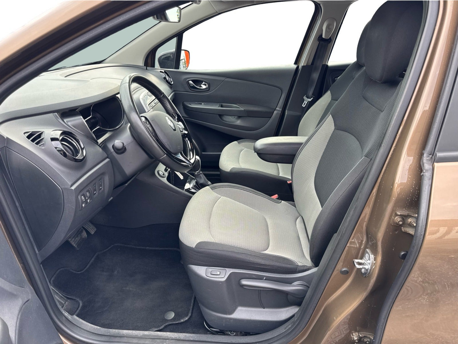 Brun Renault Captur fra 2017
