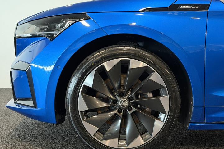 Blå Skoda Enyaq fra 2022