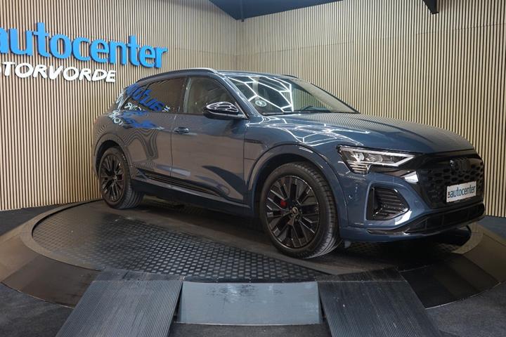 Blå Audi Q8 e-tron fra 2024 set udefra