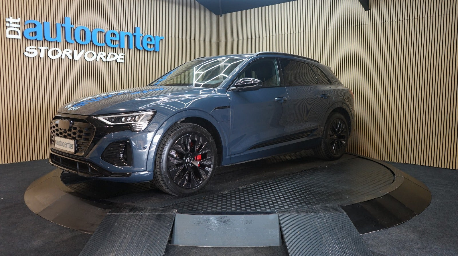 Blå Audi Q8 e-tron fra 2024