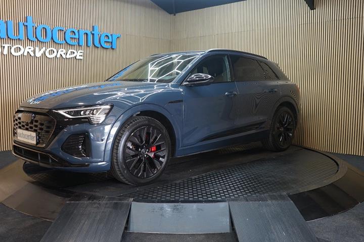 Blå Audi Q8 e-tron fra 2024