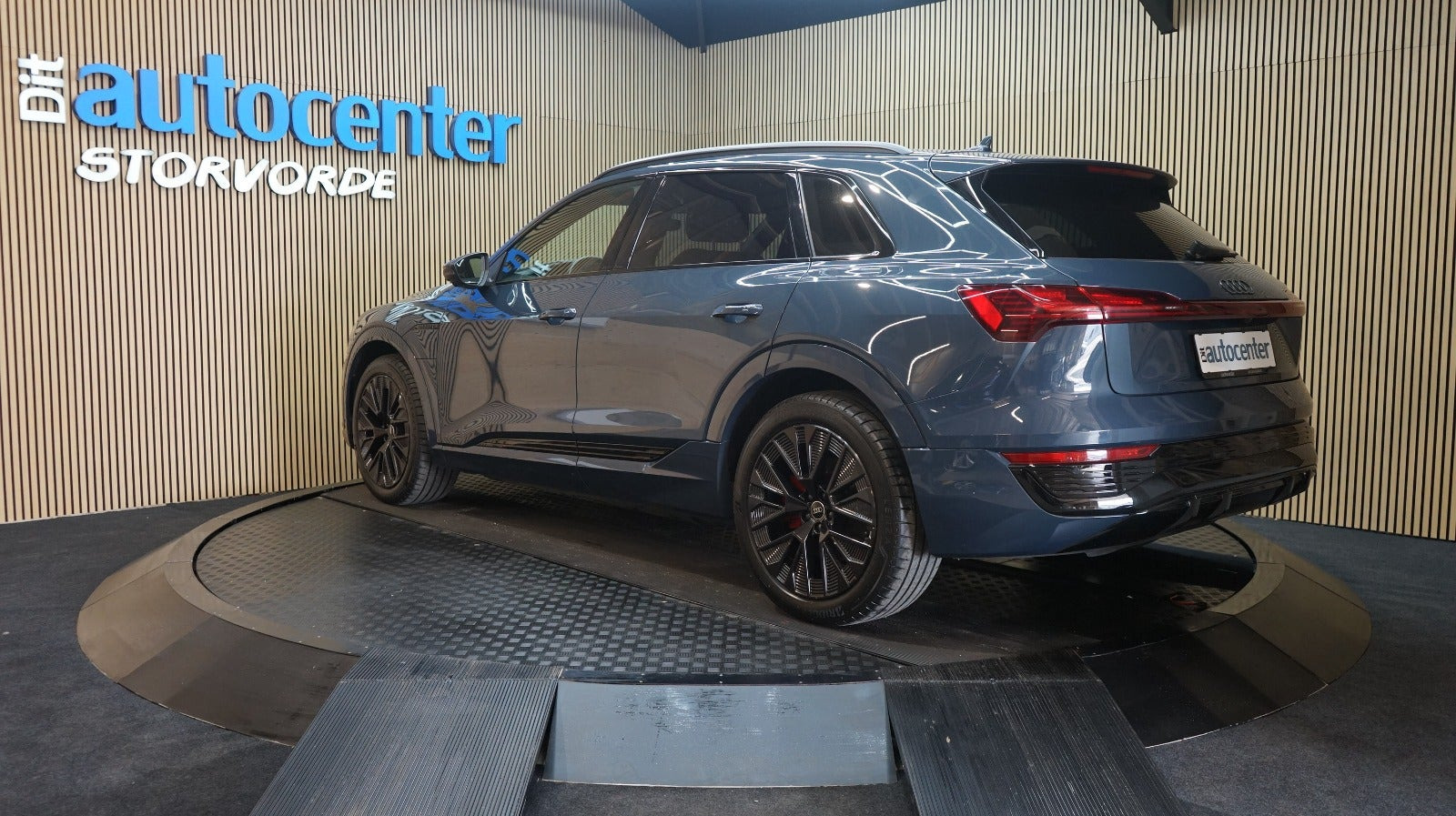 Blå Audi Q8 e-tron fra 2024