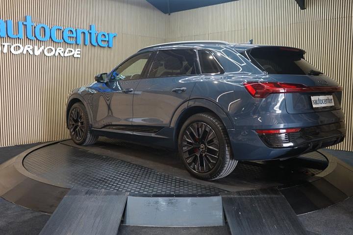 Blå Audi Q8 e-tron fra 2024