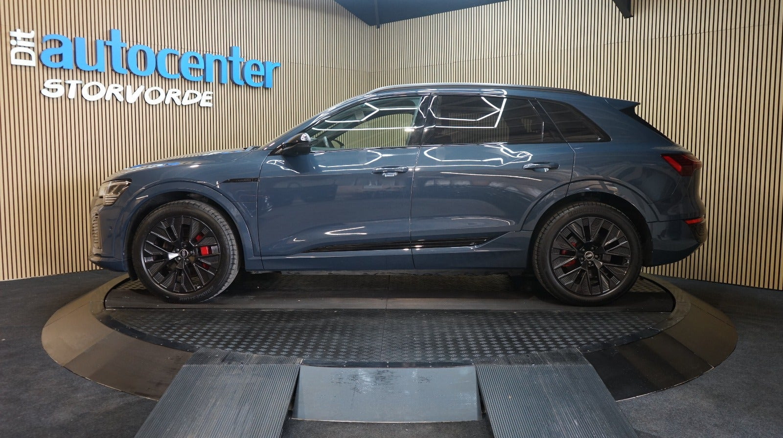 Blå Audi Q8 e-tron fra 2024