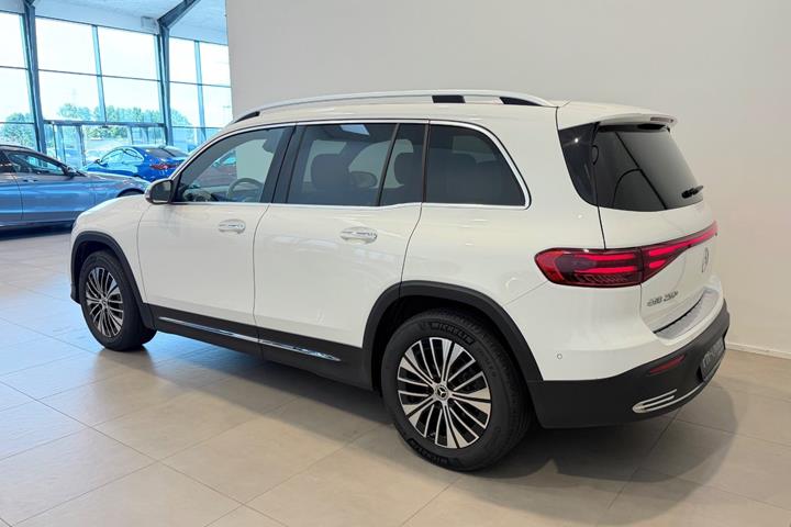 Hvid Mercedes EQB250+ fra 2026
