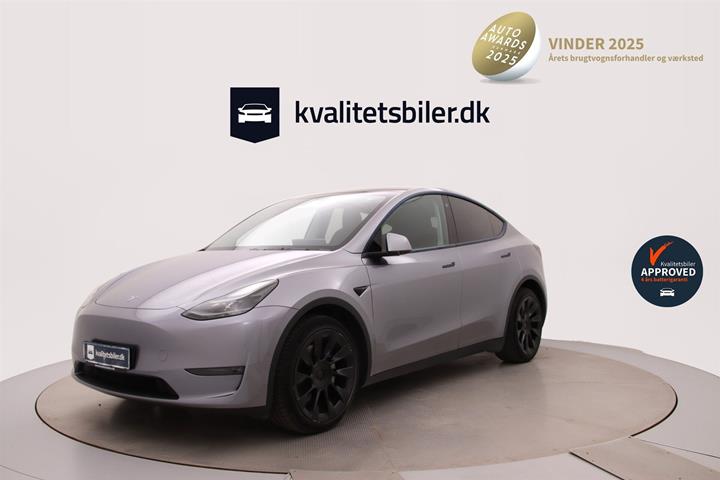 Grå Tesla Model Y fra 2023