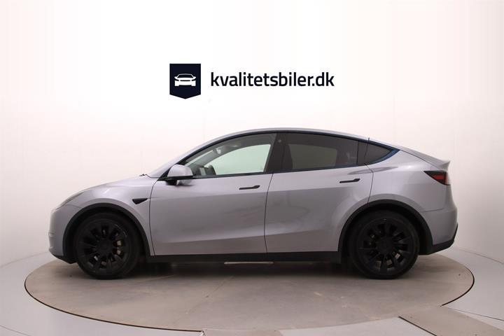 Grå Tesla Model Y fra 2023