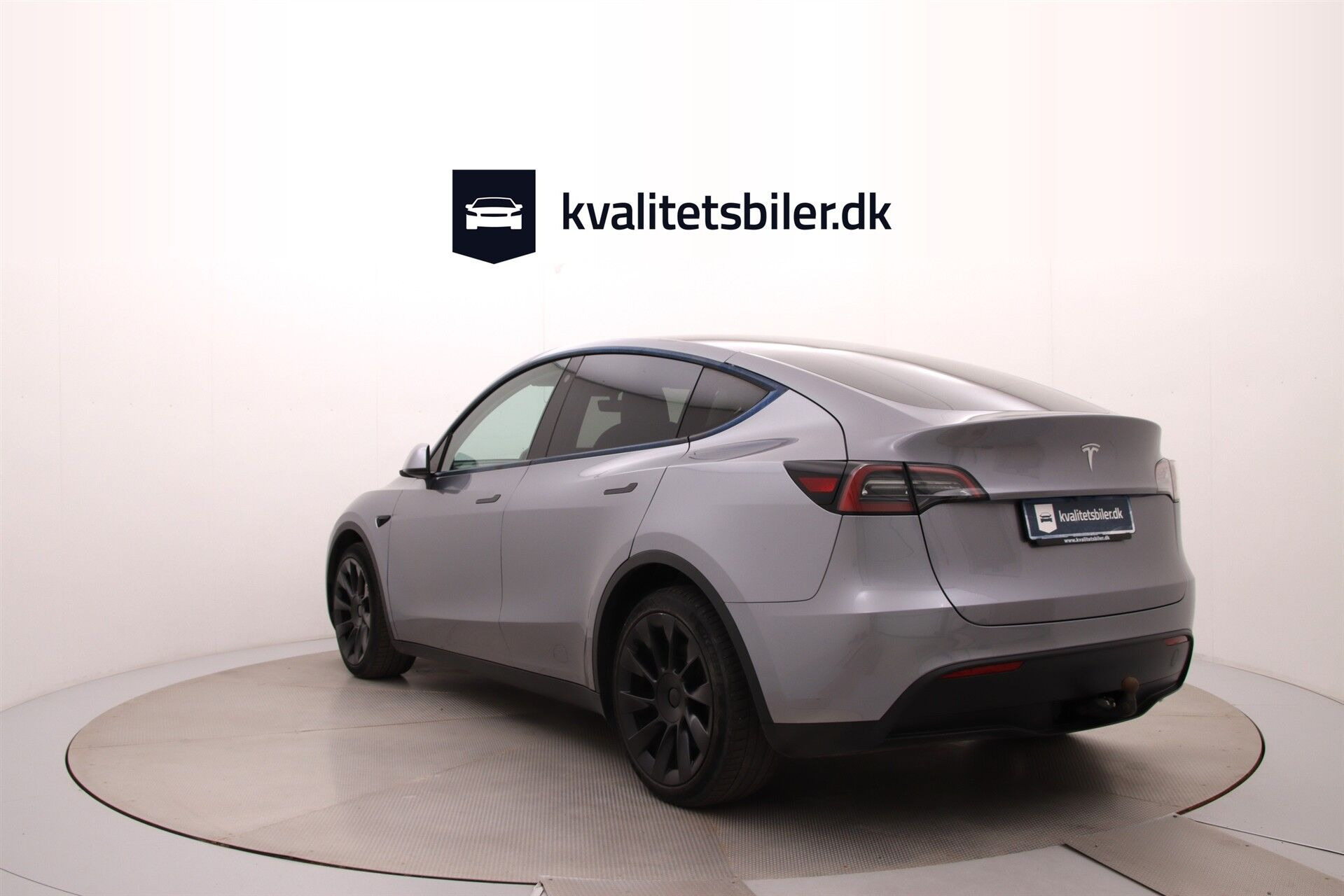 Grå Tesla Model Y fra 2023