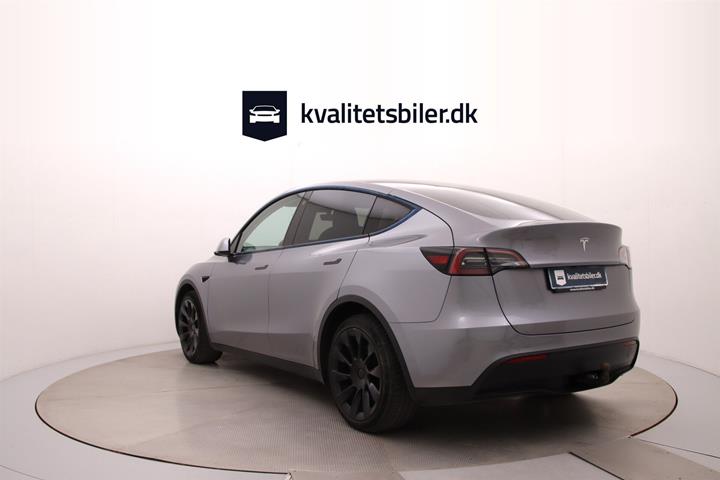 Grå Tesla Model Y fra 2023