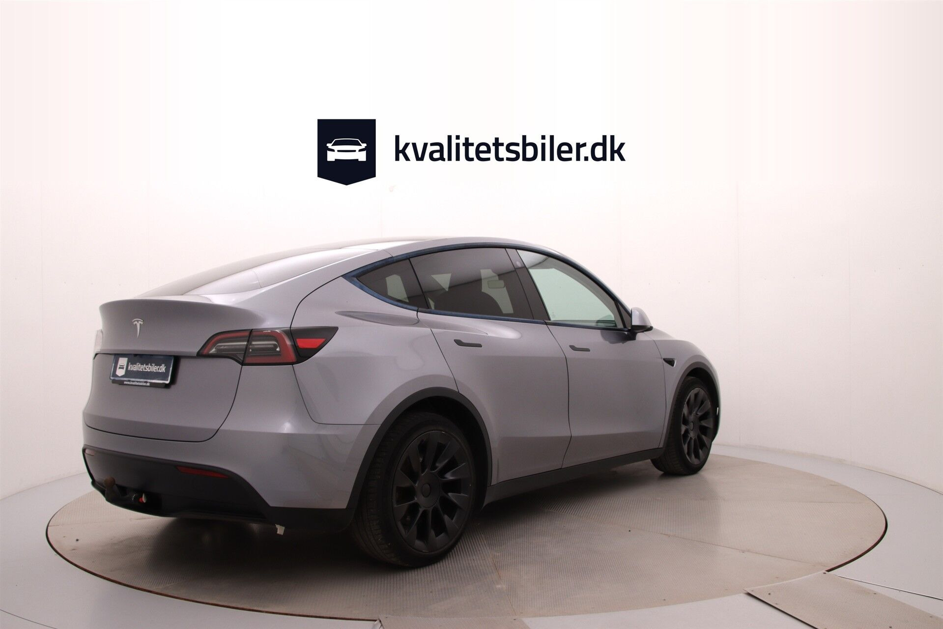 Grå Tesla Model Y fra 2023