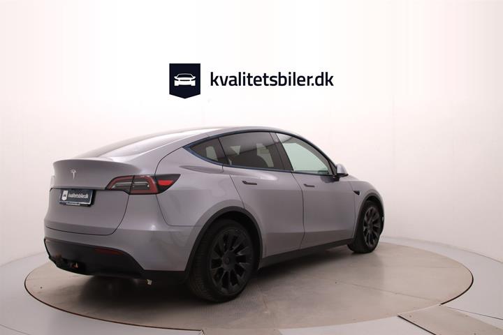 Grå Tesla Model Y fra 2023