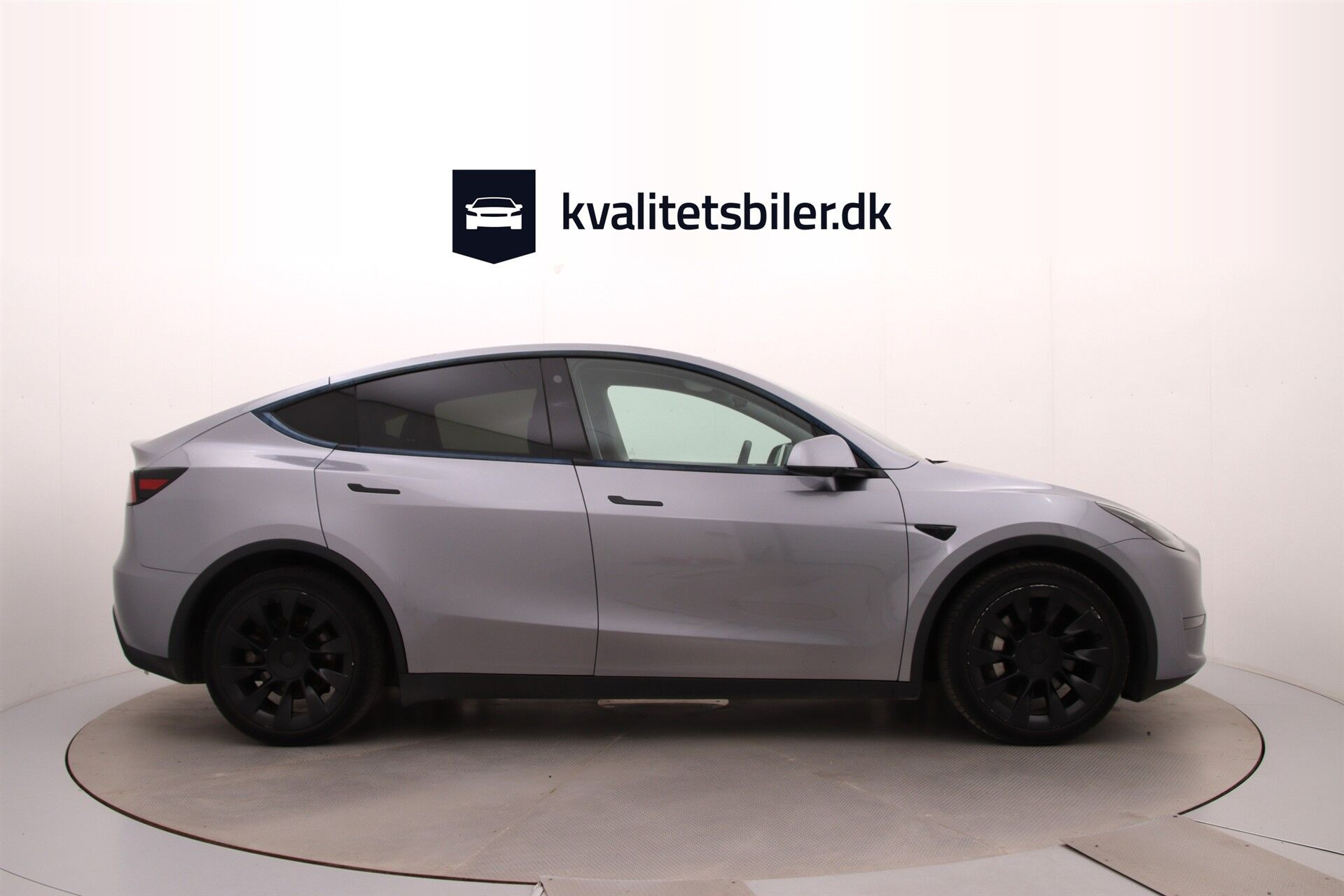 Grå Tesla Model Y fra 2023