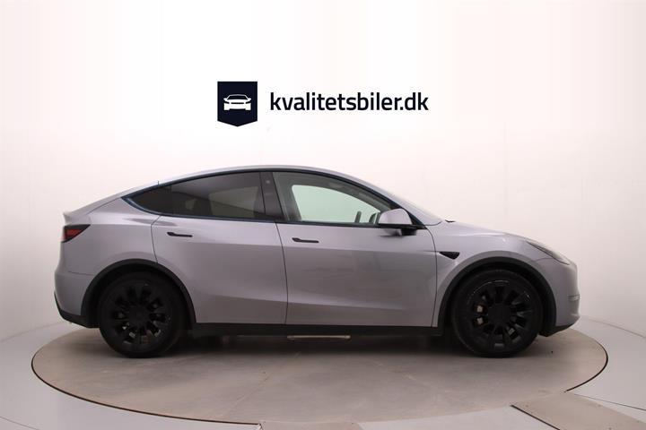 Grå Tesla Model Y fra 2023