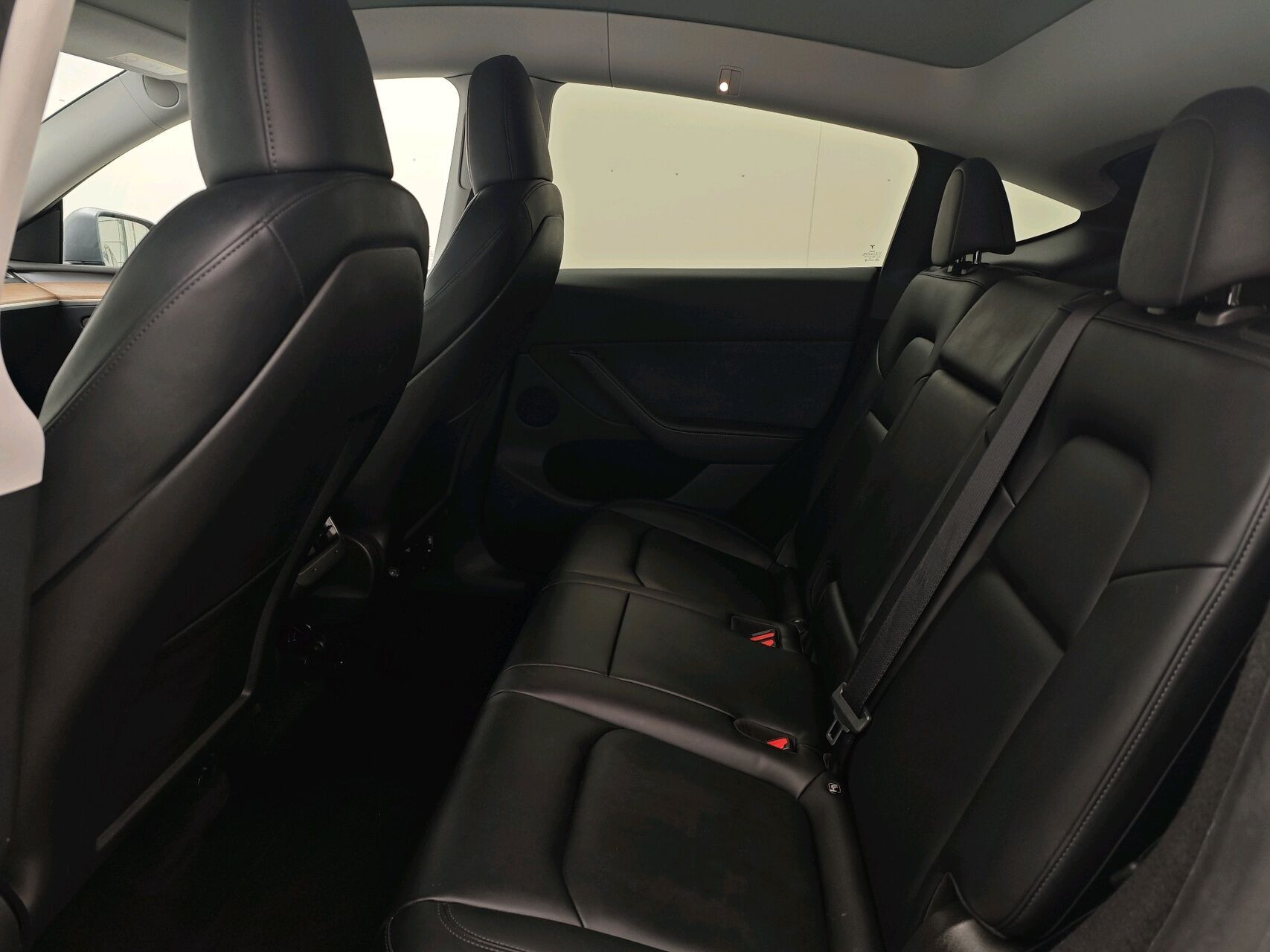 Grå Tesla Model Y fra 2023