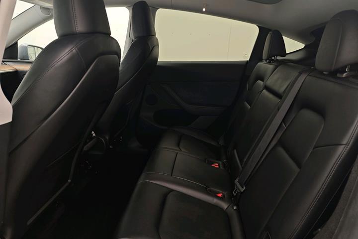 Grå Tesla Model Y fra 2023