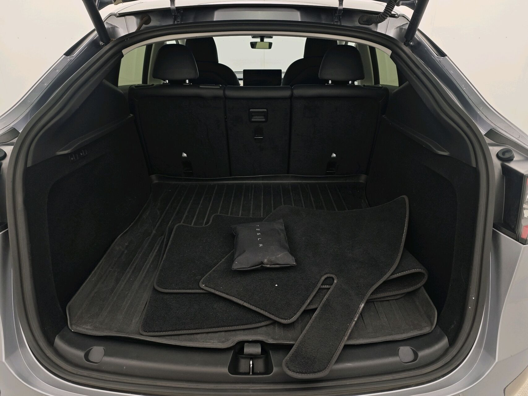 Grå Tesla Model Y fra 2023