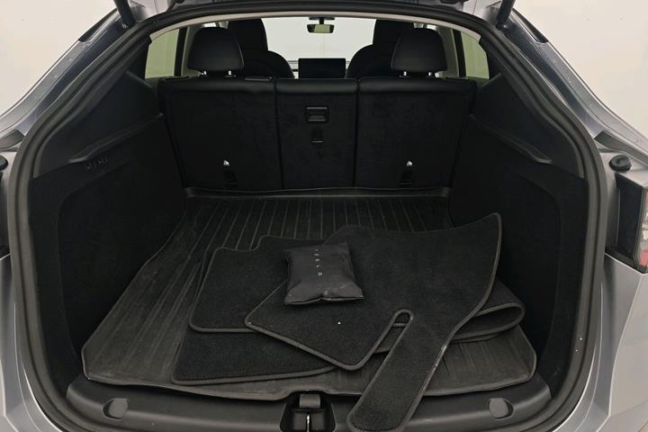 Grå Tesla Model Y fra 2023