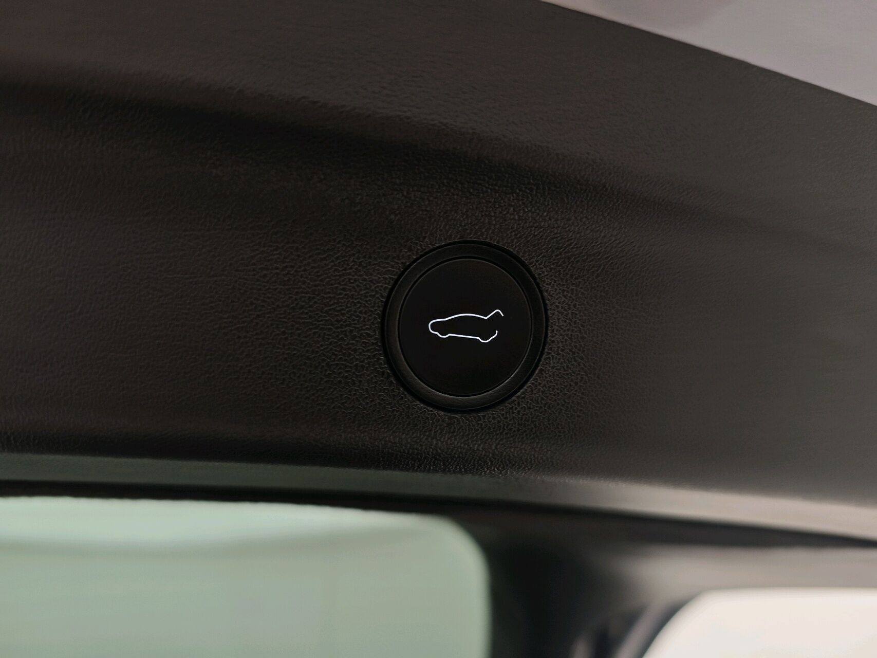 Grå Tesla Model Y fra 2023