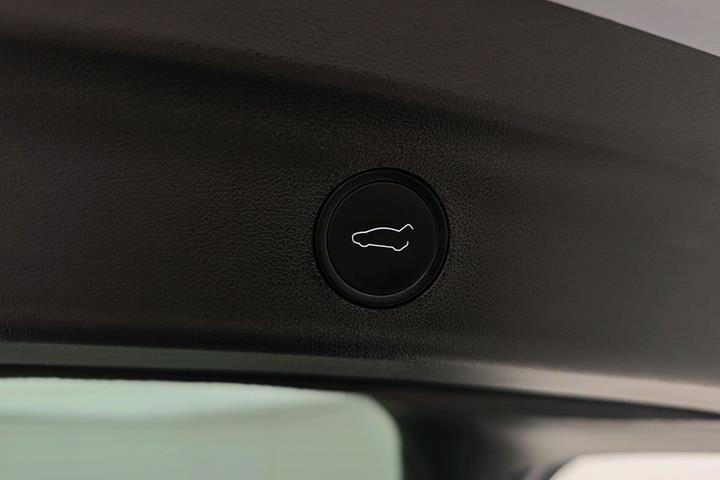 Grå Tesla Model Y fra 2023