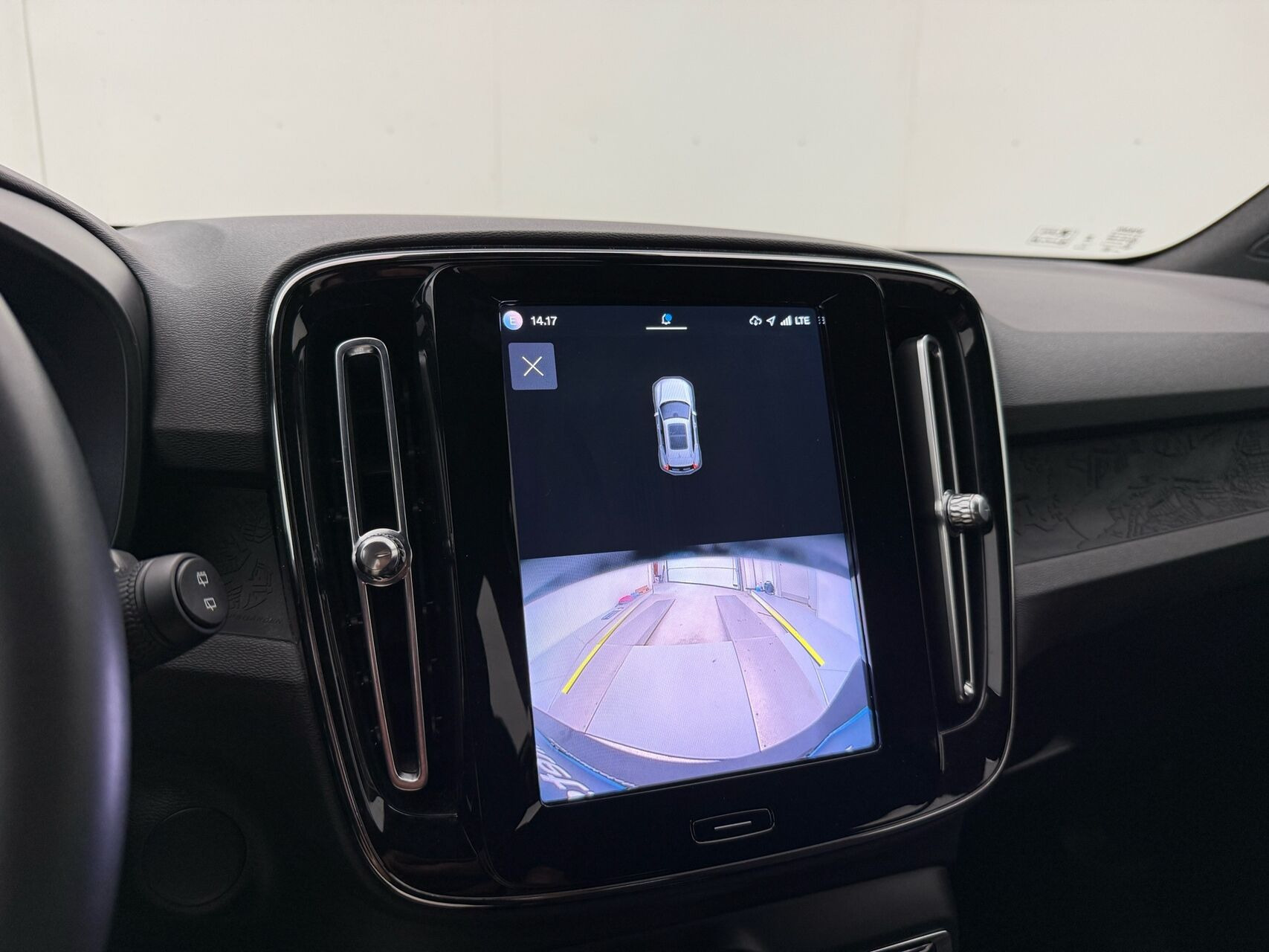 Grå Volvo XC40 fra 2023