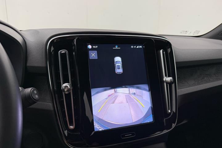 Grå Volvo XC40 fra 2023