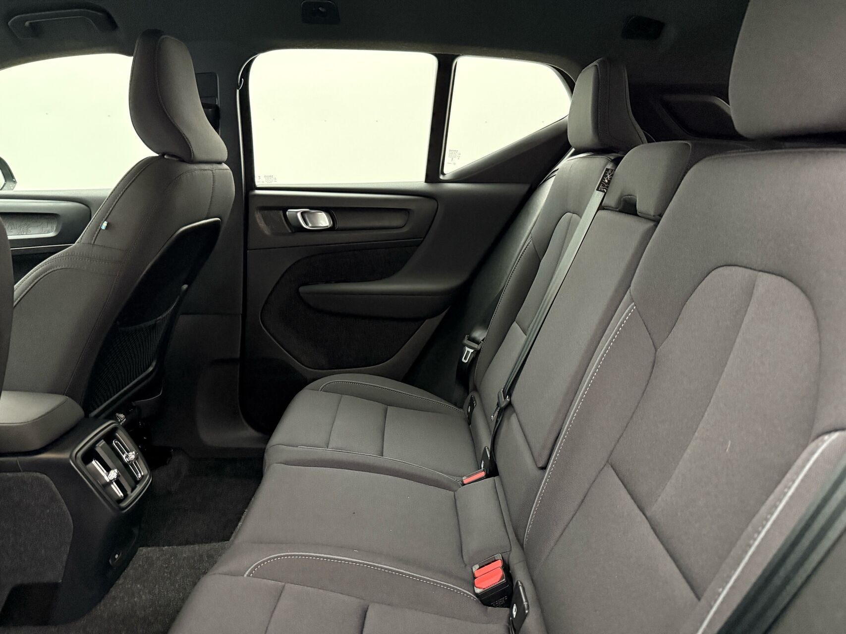 Grå Volvo XC40 fra 2023