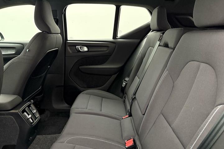 Grå Volvo XC40 fra 2023