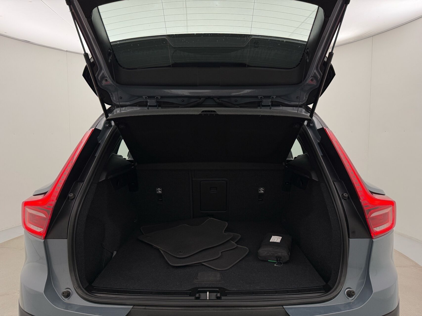 Grå Volvo XC40 fra 2023