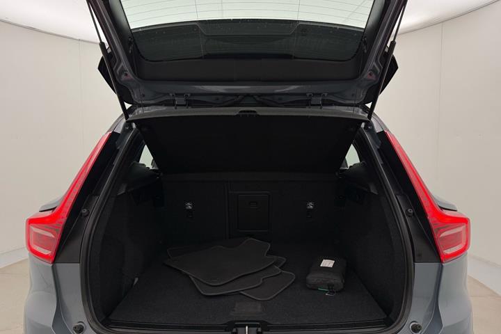 Grå Volvo XC40 fra 2023