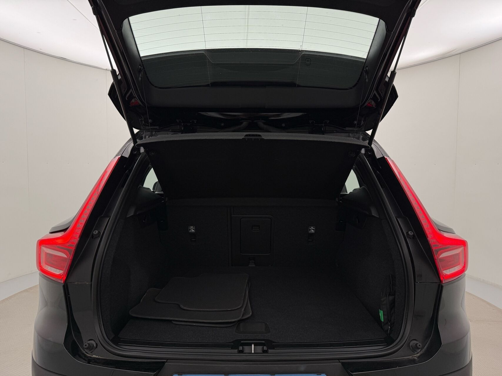 Sort Volvo XC40 fra 2023