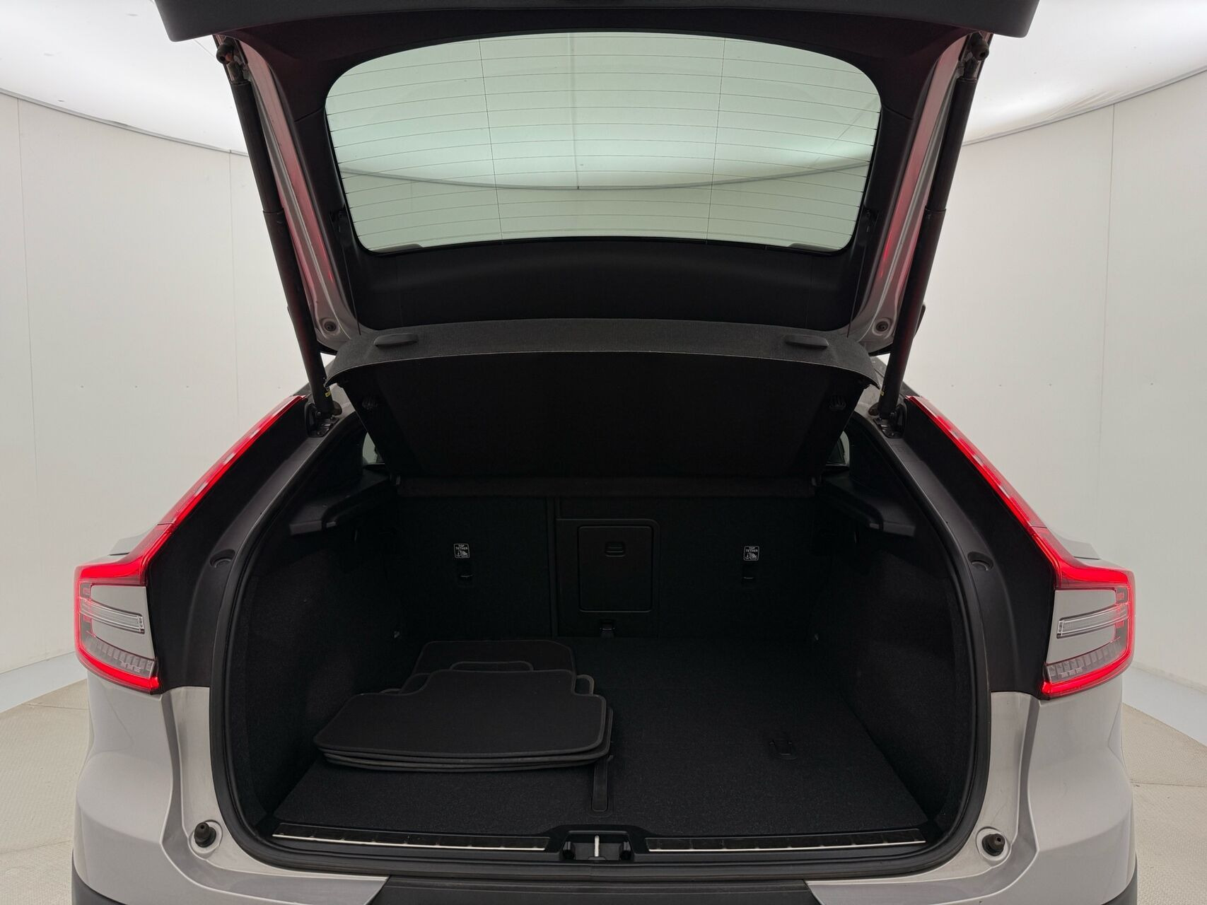 Sølv Volvo C40 fra 2022