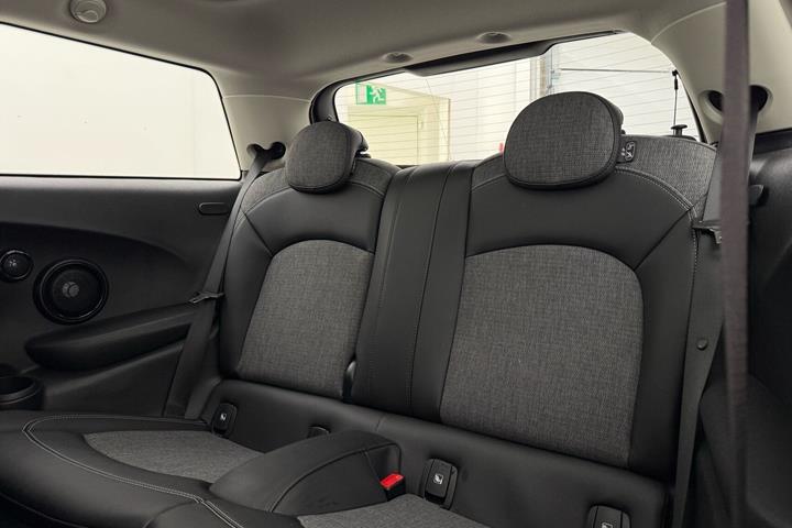 Sølv Mini Cooper fra 2023