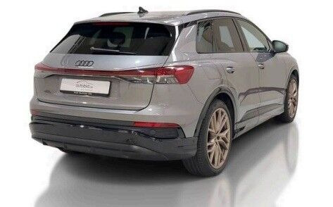 Grå Audi Q4 fra 2023
