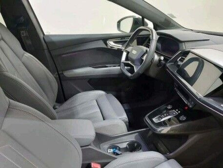 Grå Audi Q4 fra 2023