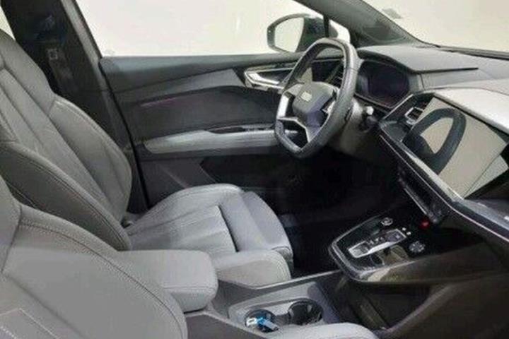 Grå Audi Q4 fra 2023