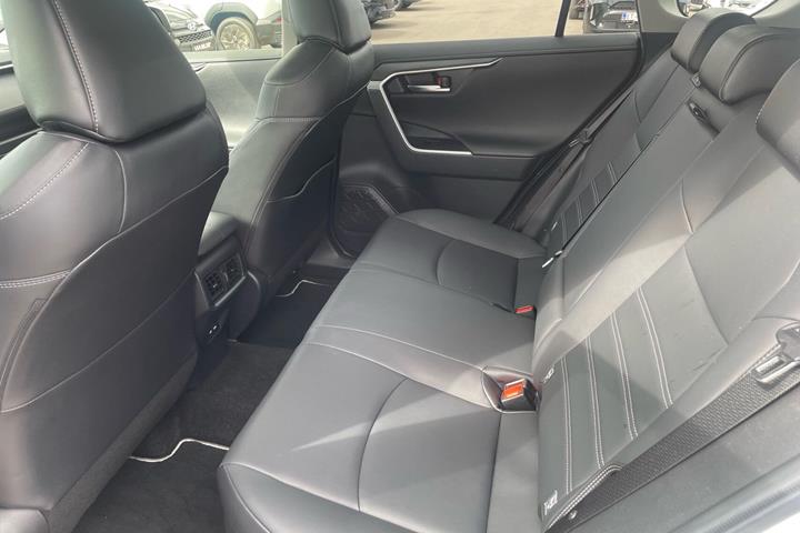 Hvid Toyota RAV4 fra 2021