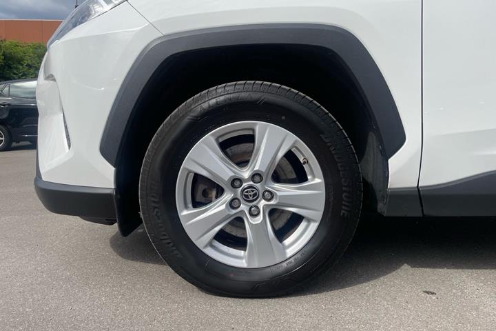Hvid Toyota RAV4 fra 2021
