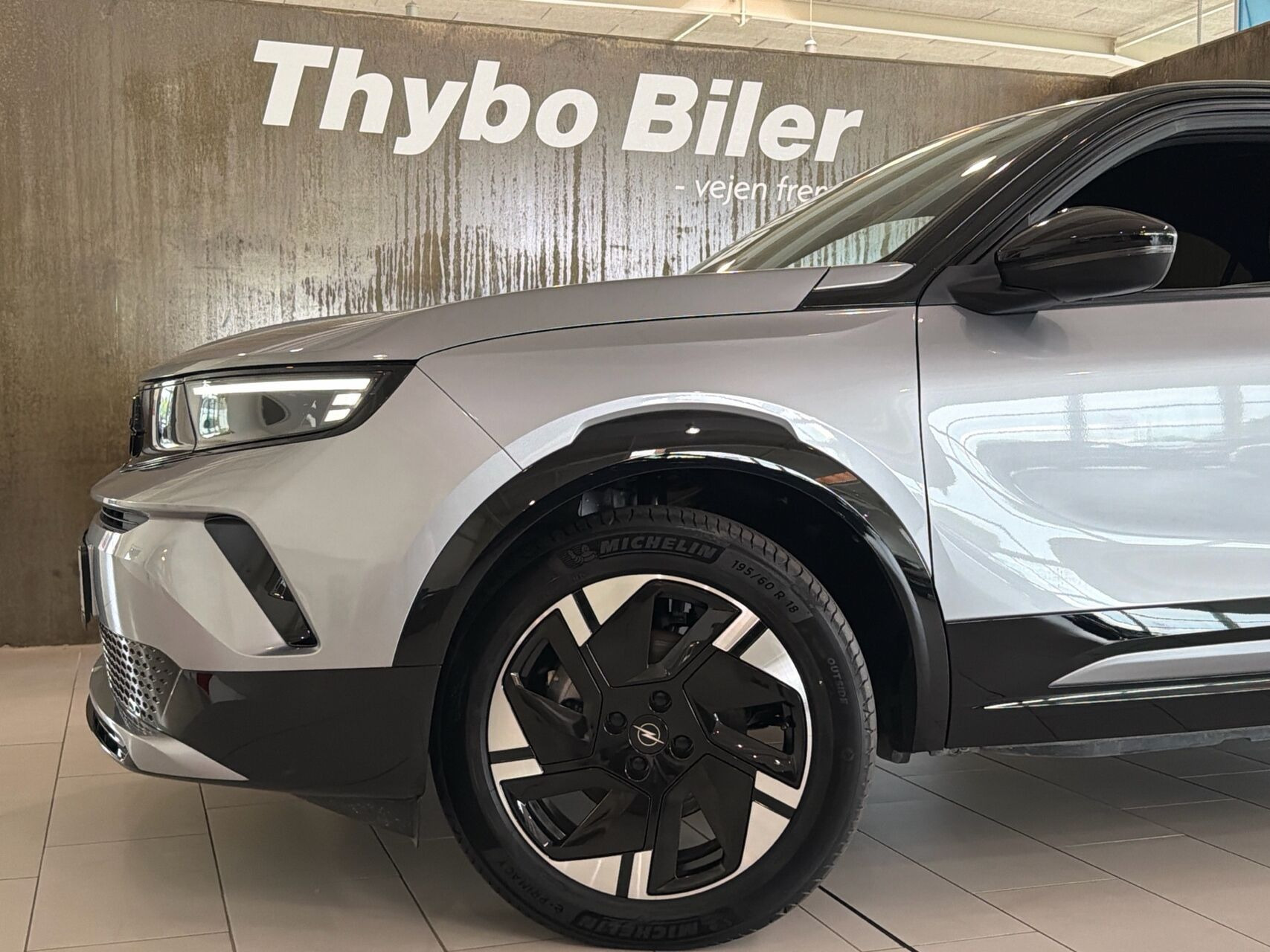 Grå Opel Mokka-e fra 2025