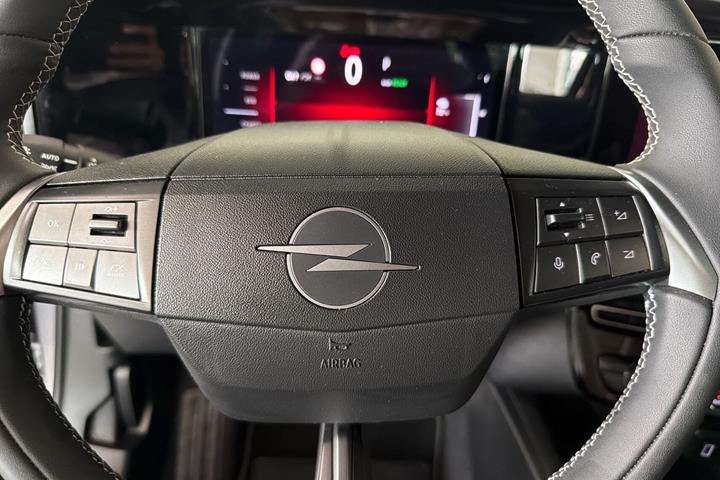 Grå Opel Mokka-e fra 2025