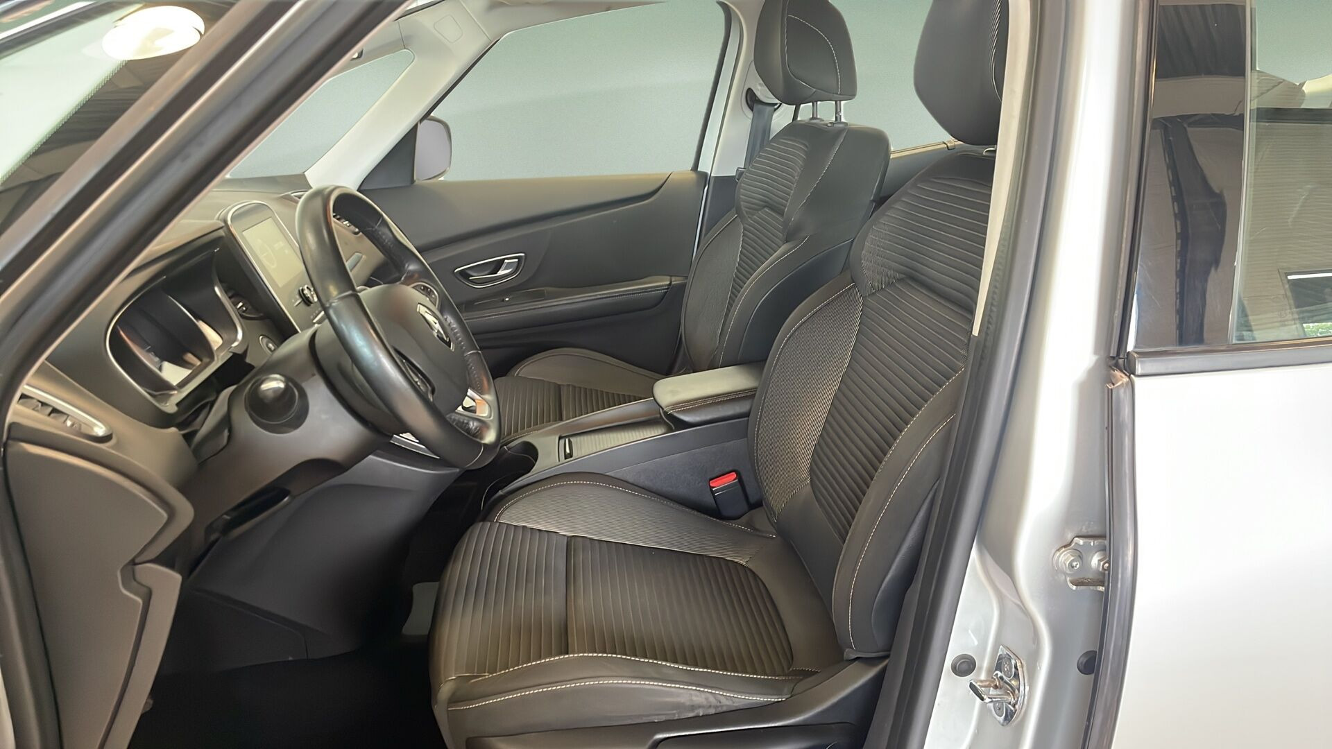 Grå Renault Grand Scénic fra 2019