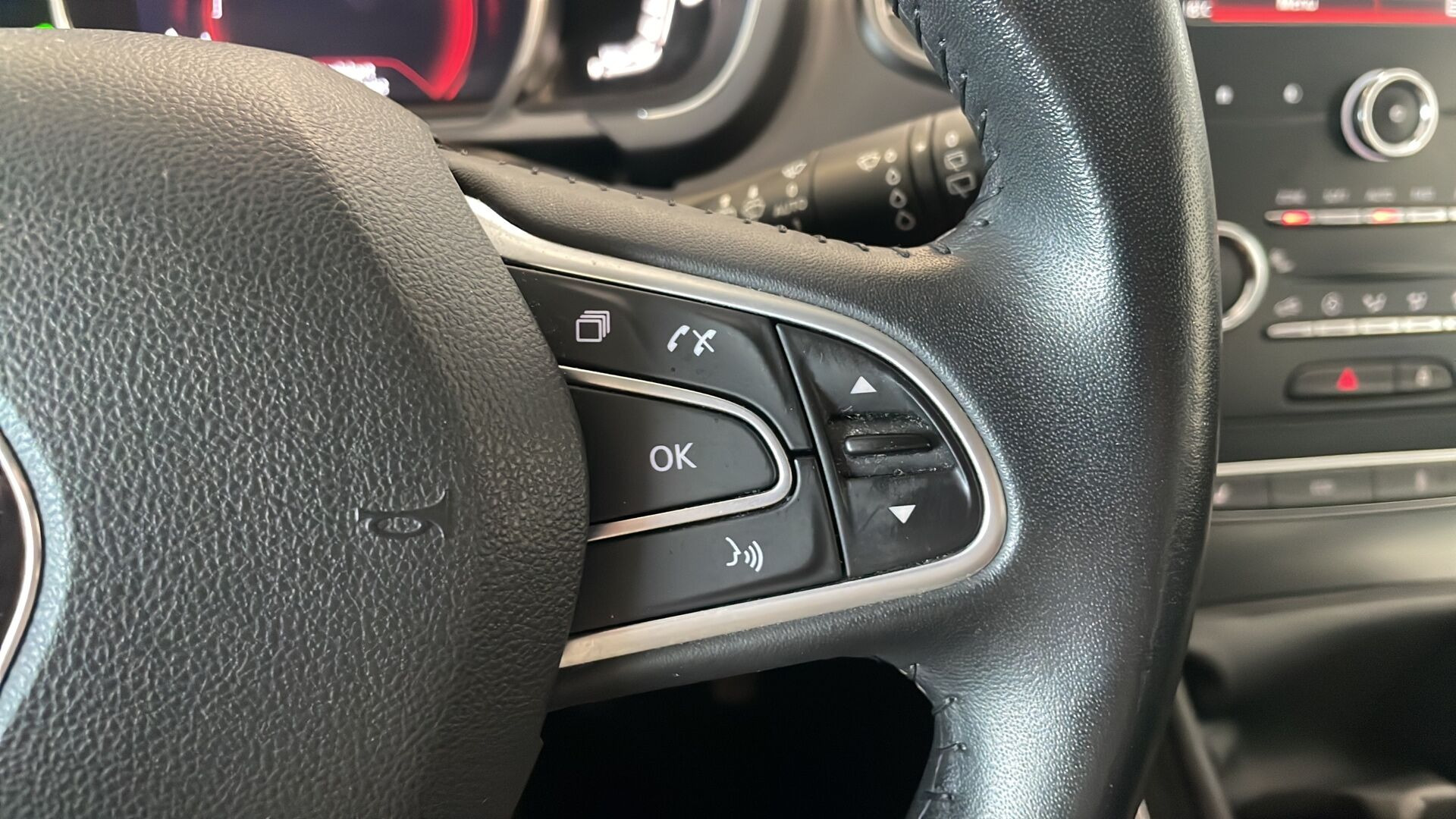 Grå Renault Grand Scénic fra 2019