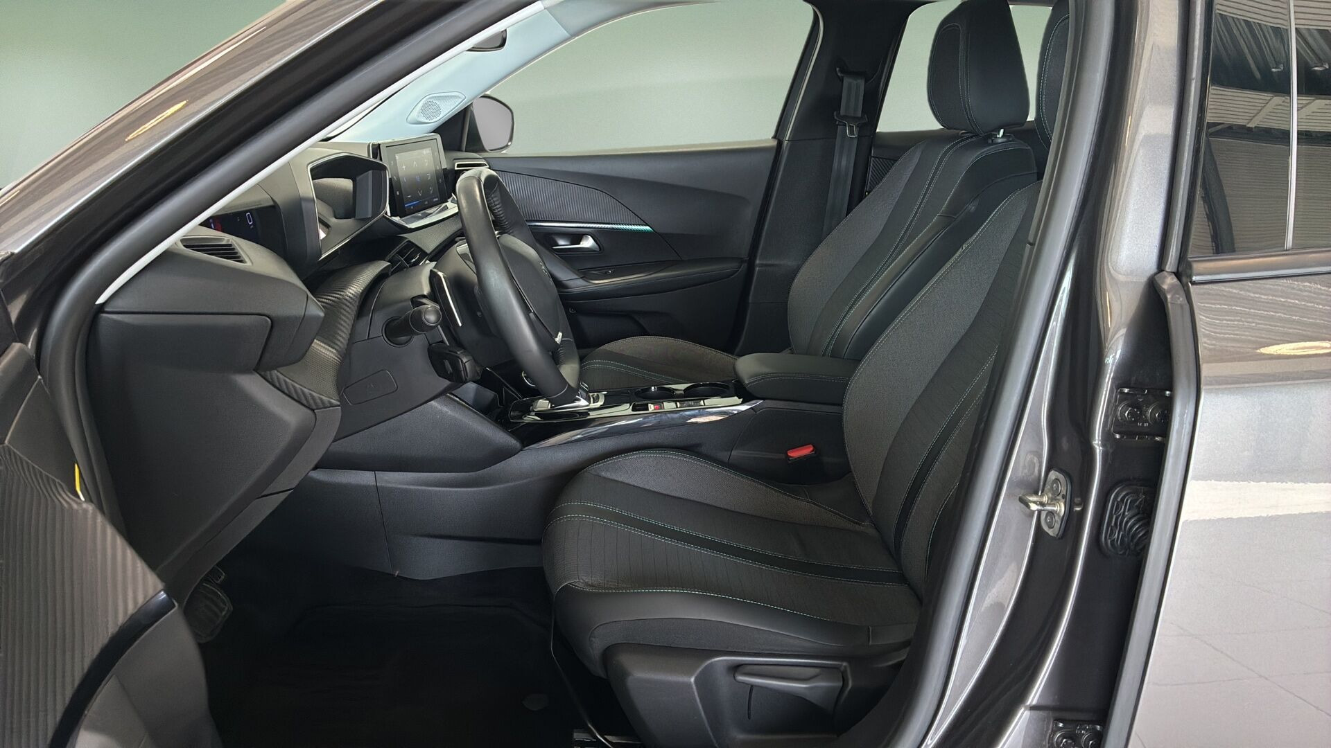 Grå Peugeot 2008 fra 2021
