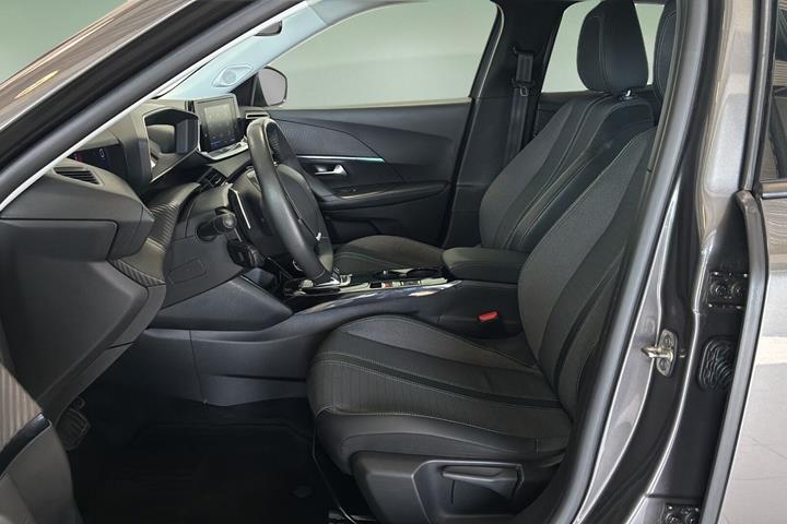 Grå Peugeot 2008 fra 2021