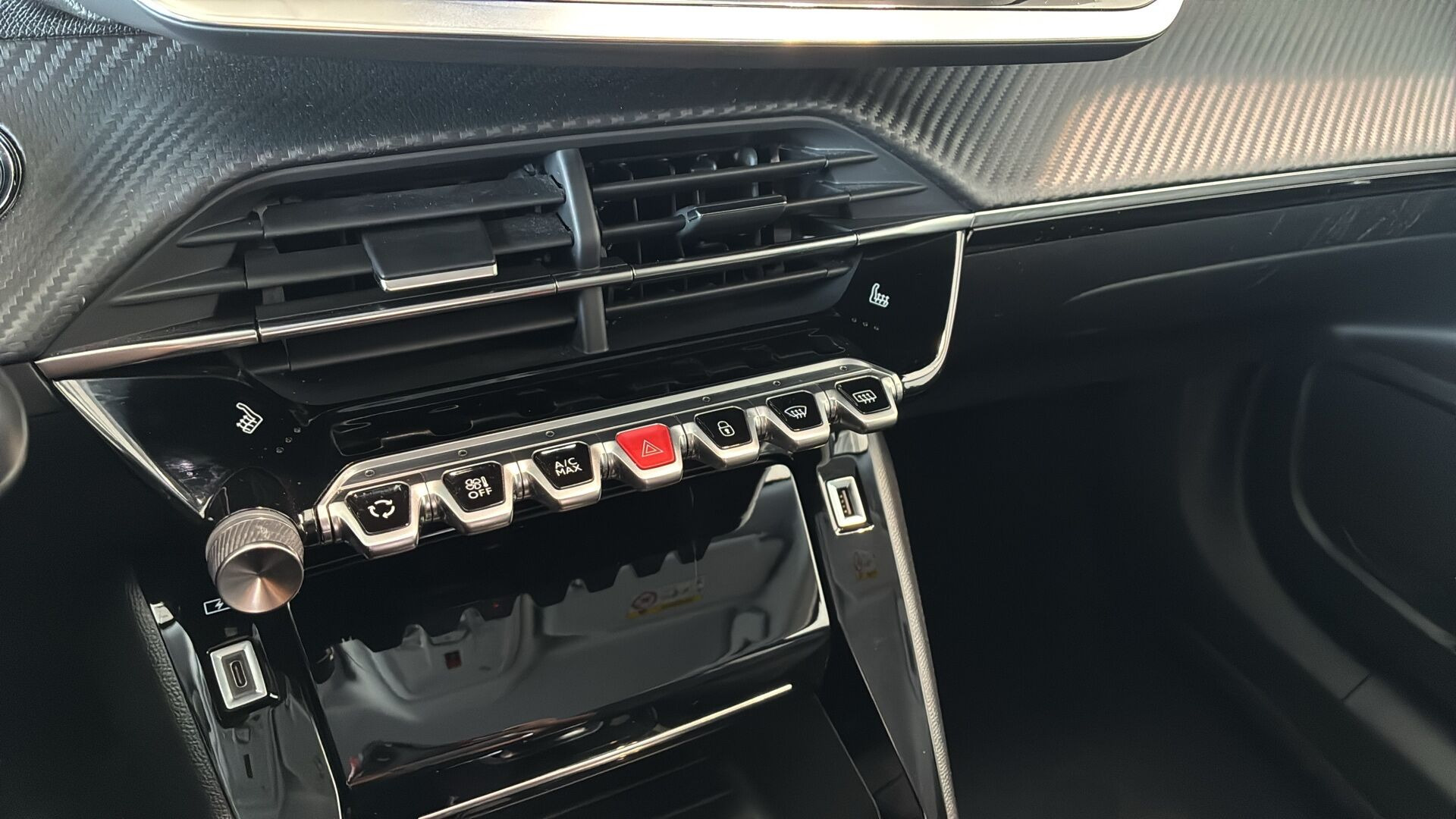 Grå Peugeot 2008 fra 2021