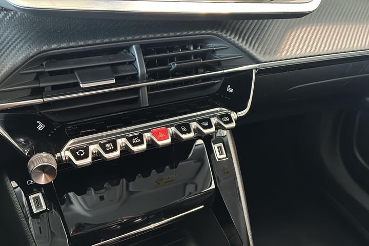 Grå Peugeot 2008 fra 2021