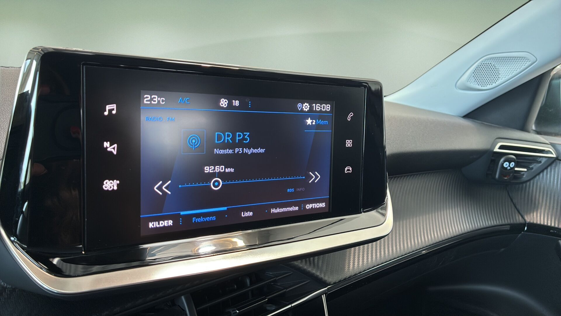 Grå Peugeot 2008 fra 2021