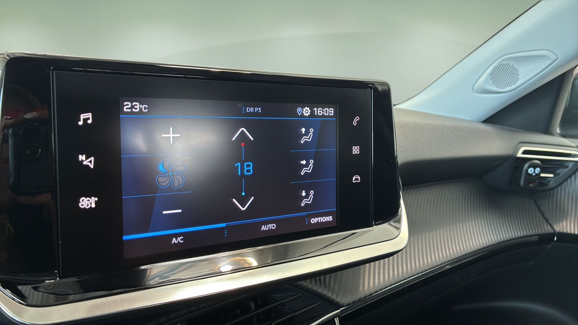 Grå Peugeot 2008 fra 2021