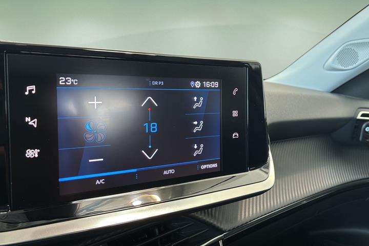 Grå Peugeot 2008 fra 2021