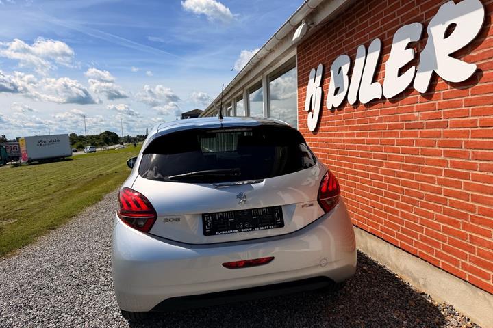 Sølv Peugeot 208 fra 2016
