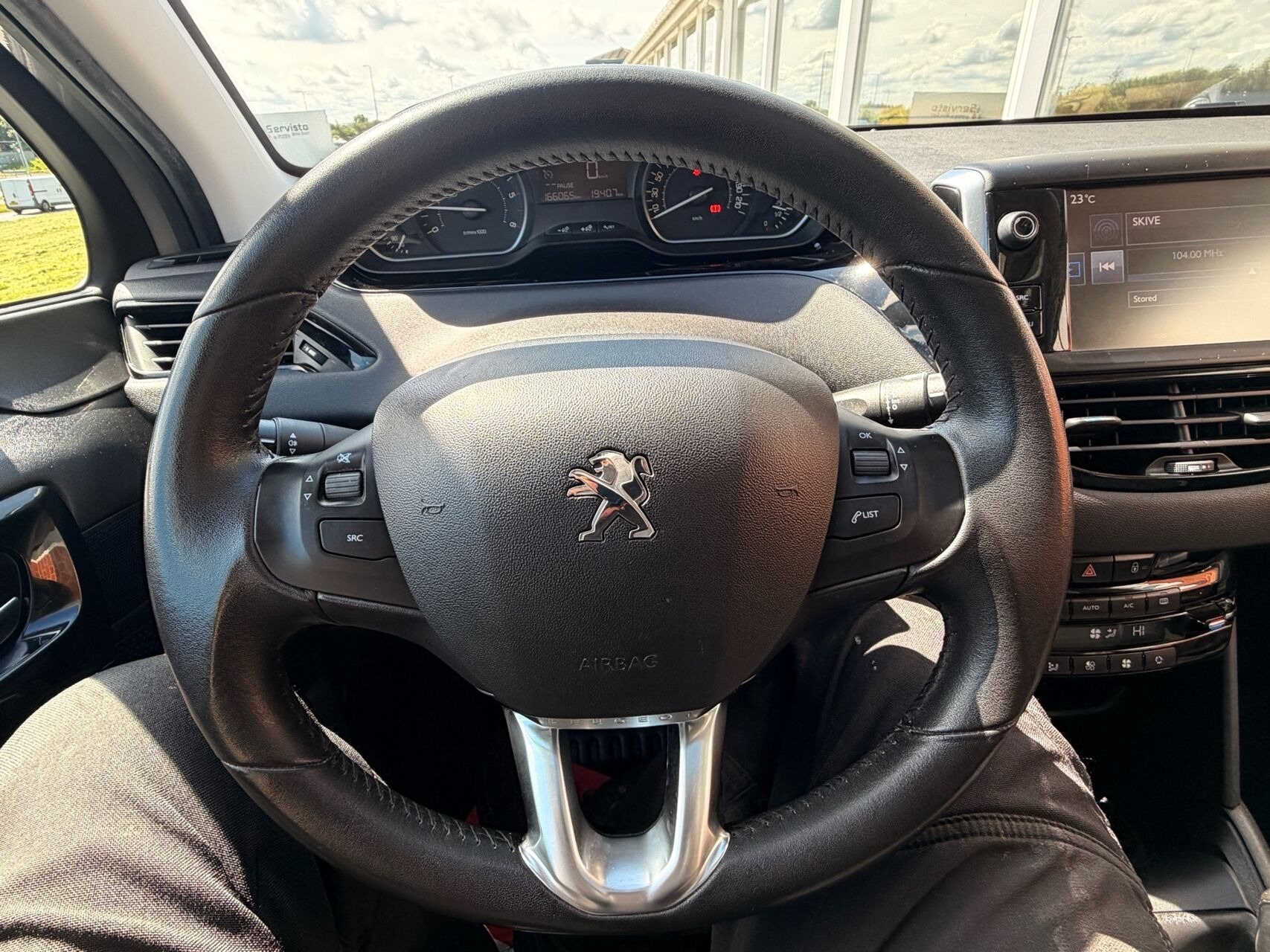 Sølv Peugeot 208 fra 2016